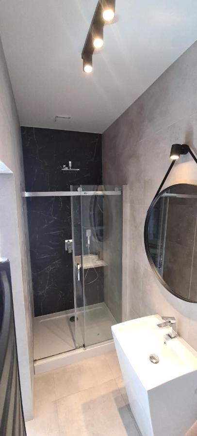 Apartsuites I Sorau Żary Exterior foto A shower enclosure