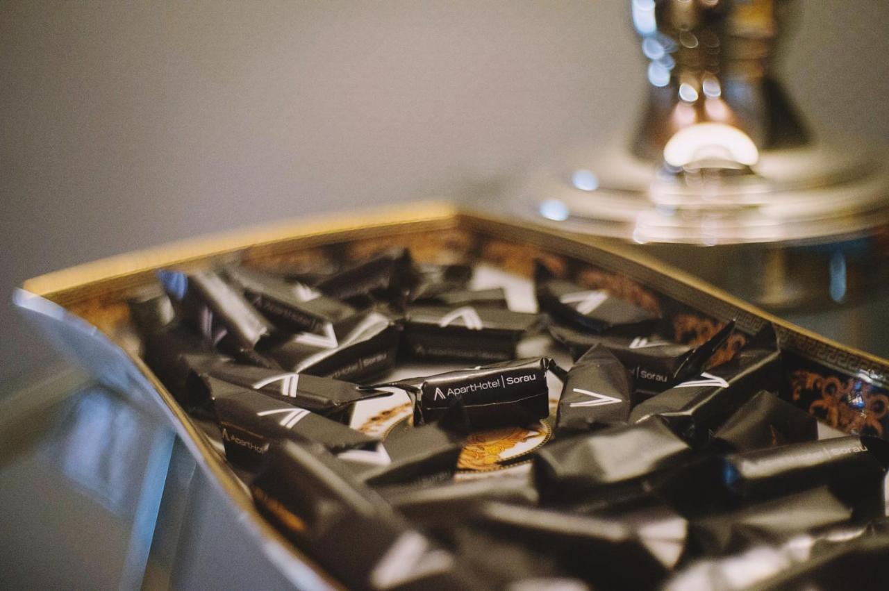 Apartsuites I Sorau Żary Exterior foto A box of After Eight