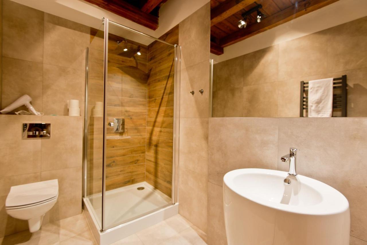 Apartsuites I Sorau Żary Exterior foto A shower enclosure
