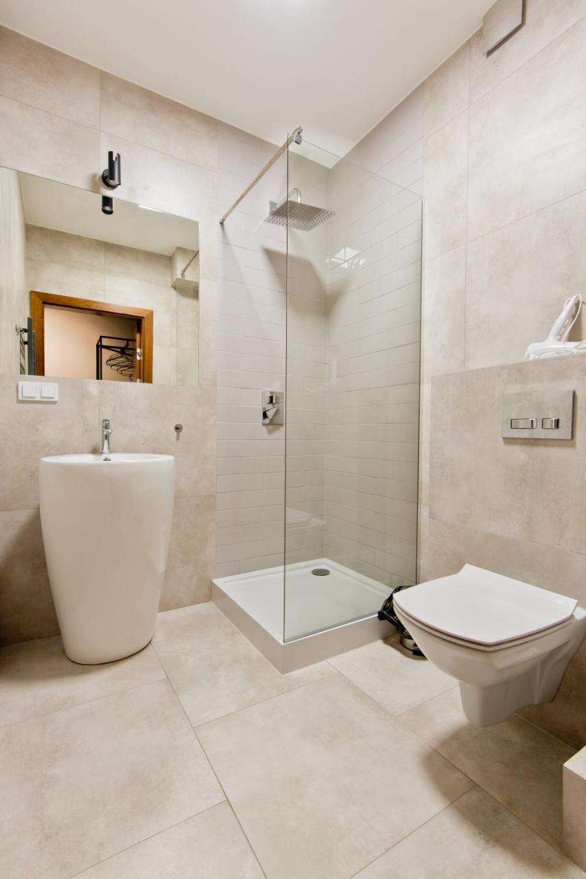 Apartsuites I Sorau Żary Exterior foto A shower cubicle