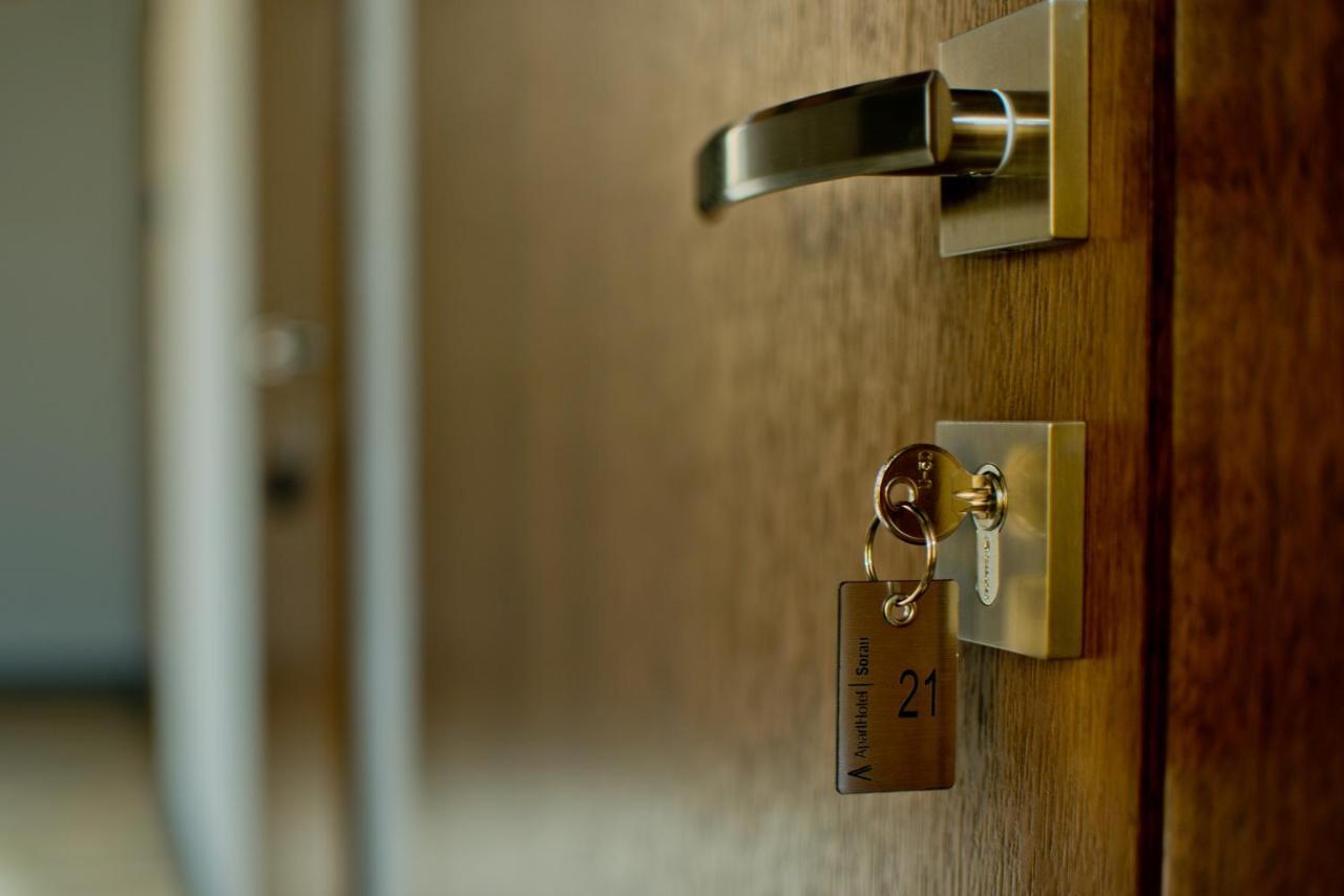 Apartsuites I Sorau Żary Exterior foto A door with a key in the lock