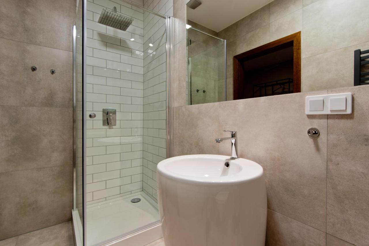 Apartsuites I Sorau Żary Exterior foto A shower cubicle